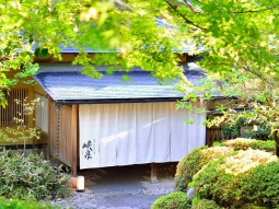 渓谷に佇む隠れ宿 峡泉