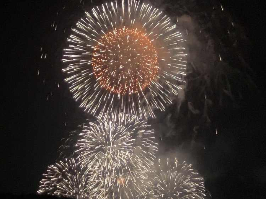 【娯楽】スタッフみんなでお庭から花火大会を眺めることも♪目の前に上がる花火は圧巻です！